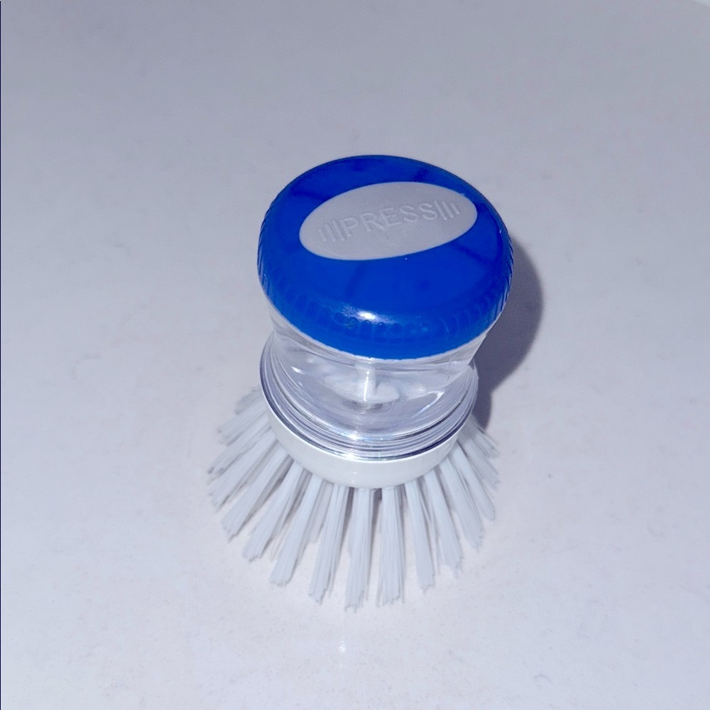 Round‎ Blue and White Scrub Brush